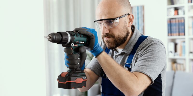 Quelles différences entre une perceuse, une perceuse à percussion, un perforateur et un burineur ?