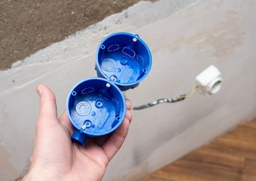Integrating the housing of an electrical flush-mounted box