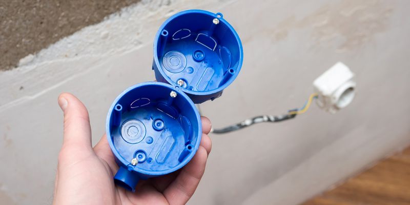 Integrating the housing of an electrical flush-mounted box